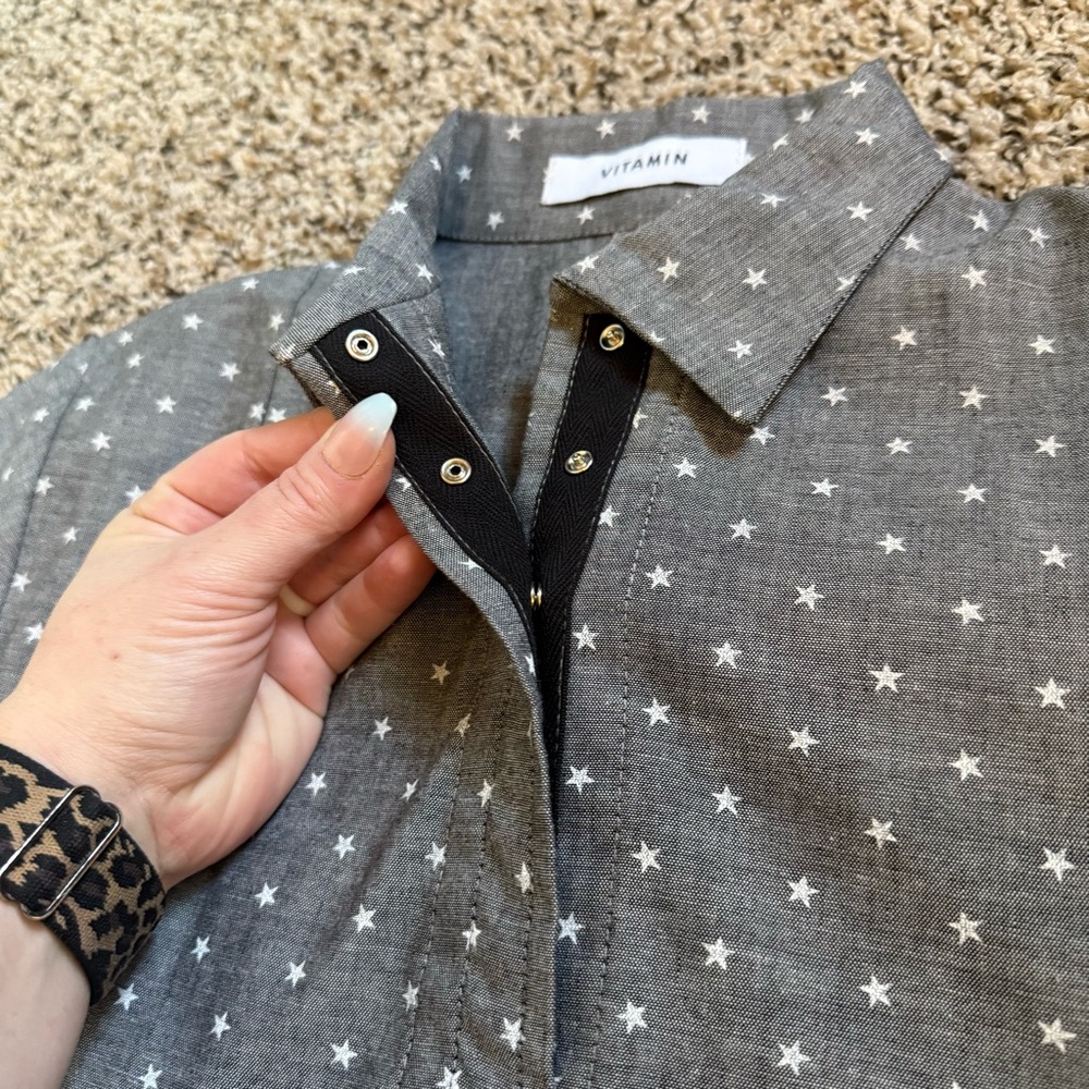 VITAMIN Star Printed Snap Button Closure Gray White Collared Blouse Womens Small - Picture 9 of 12